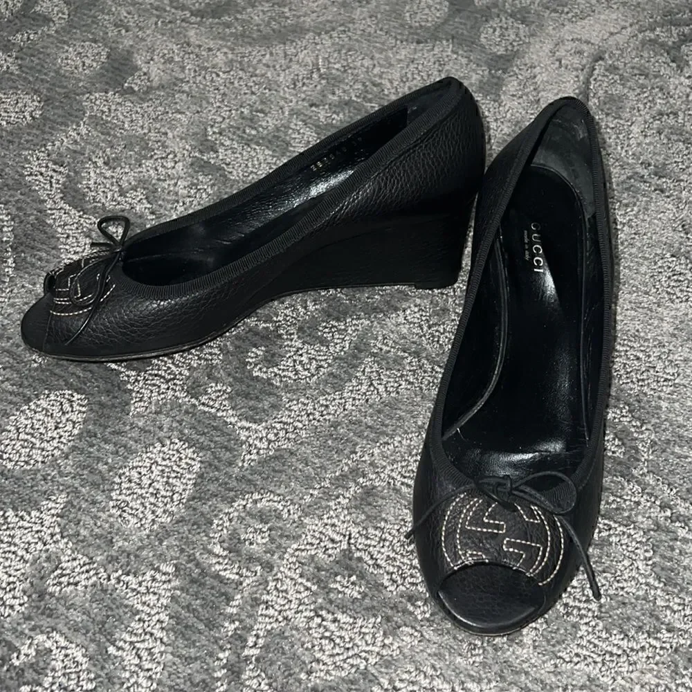 •Gucci•  ​ - Picture 4 of 10